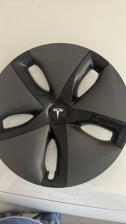 Tesla model 3 , 2 wheel covers