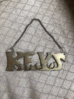 Metal key holder for wall