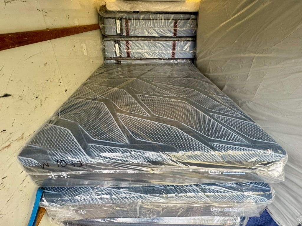 Like New! Serta iseries Hybrid Queen Mattress - Delivery Available