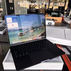 Apple 13” 2022MacBook Air M2 8GB Ram 256SSD 100%Battery! 90 day warranty! We offer financing!