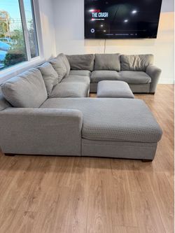 Thomasville Langdon Fabric Sectional with Storage Ottoman