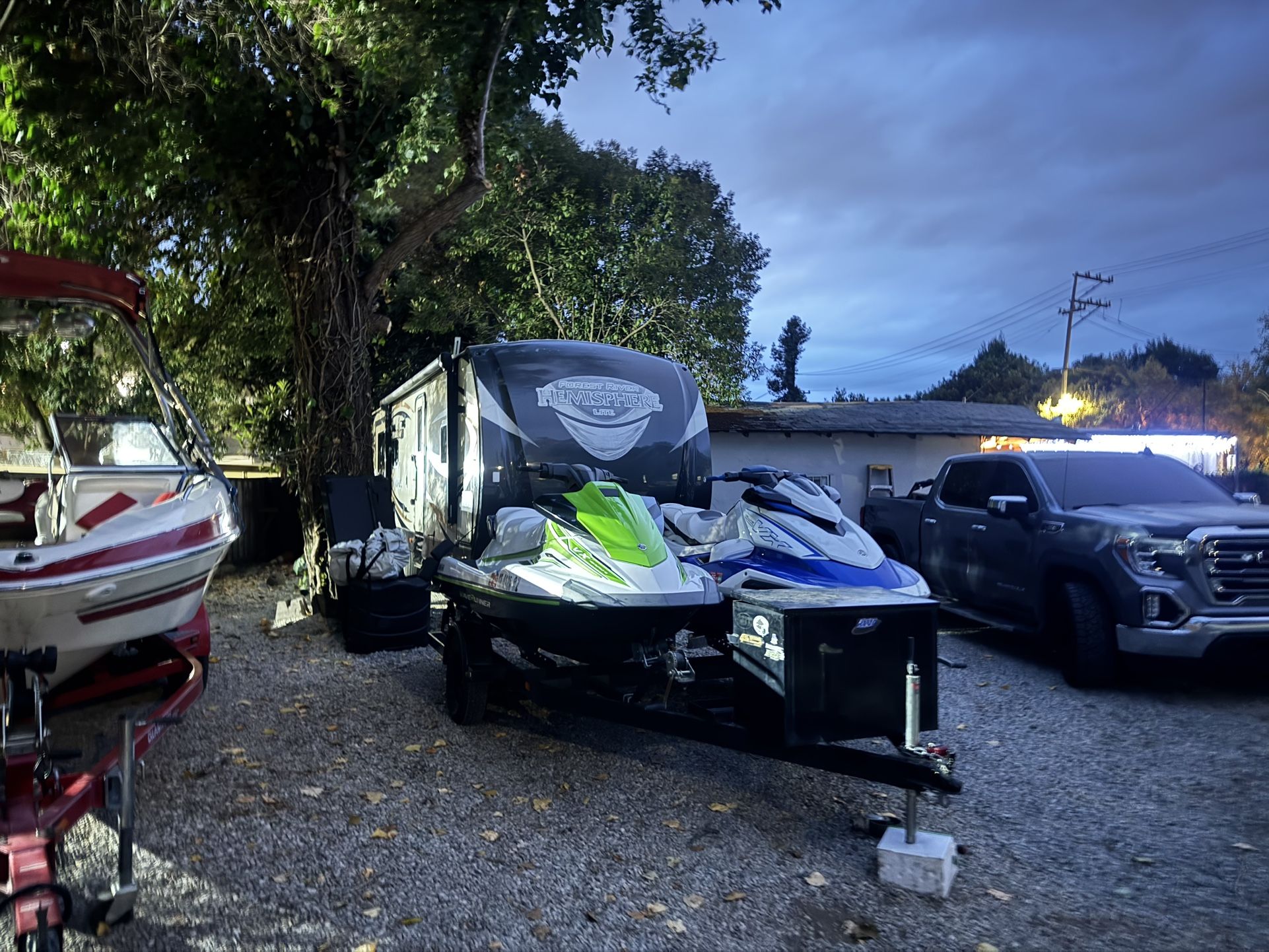 2 yamaha jetskies