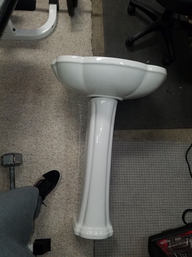 Pedestal sink