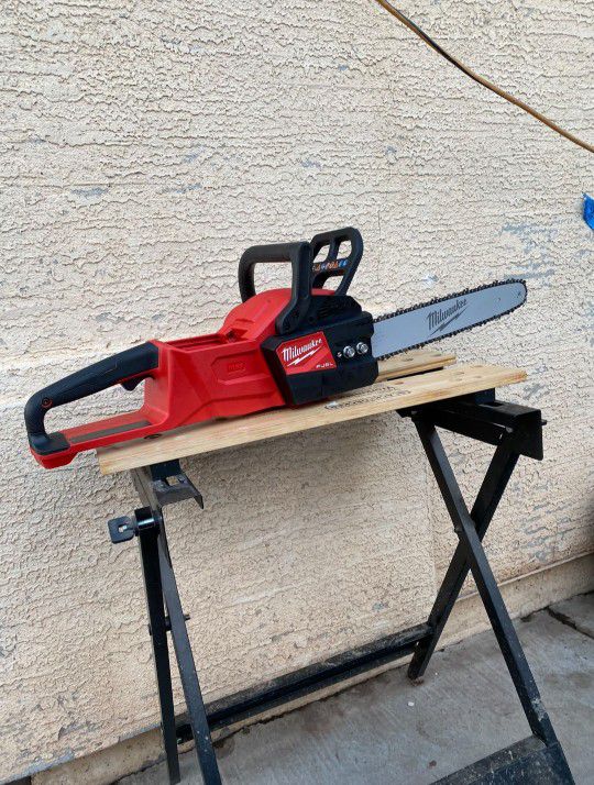 Milwaukee

M18 FUEL 16 in. 18V Lithium-Ion Brushless Battery Chainsaw (Tool-Only)

