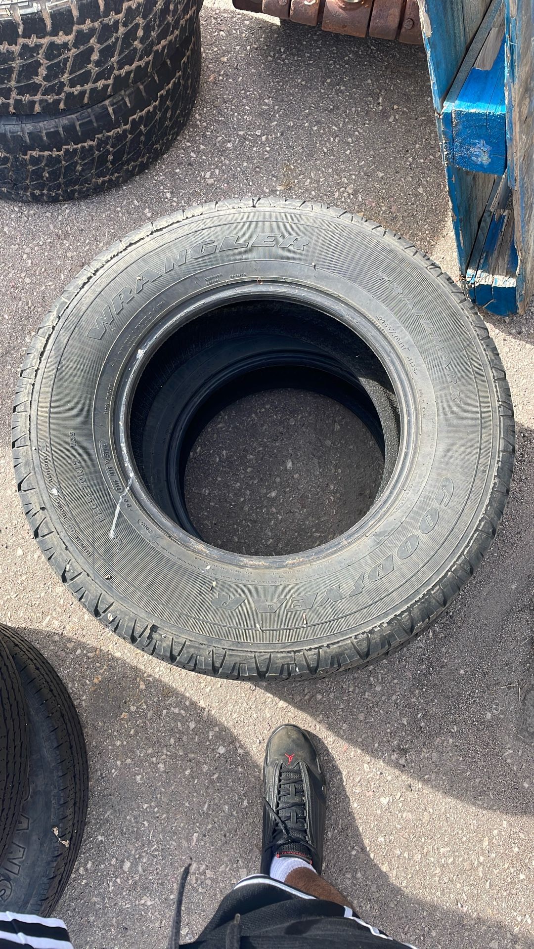 2 Goodyear P265/70R17 113S Tires