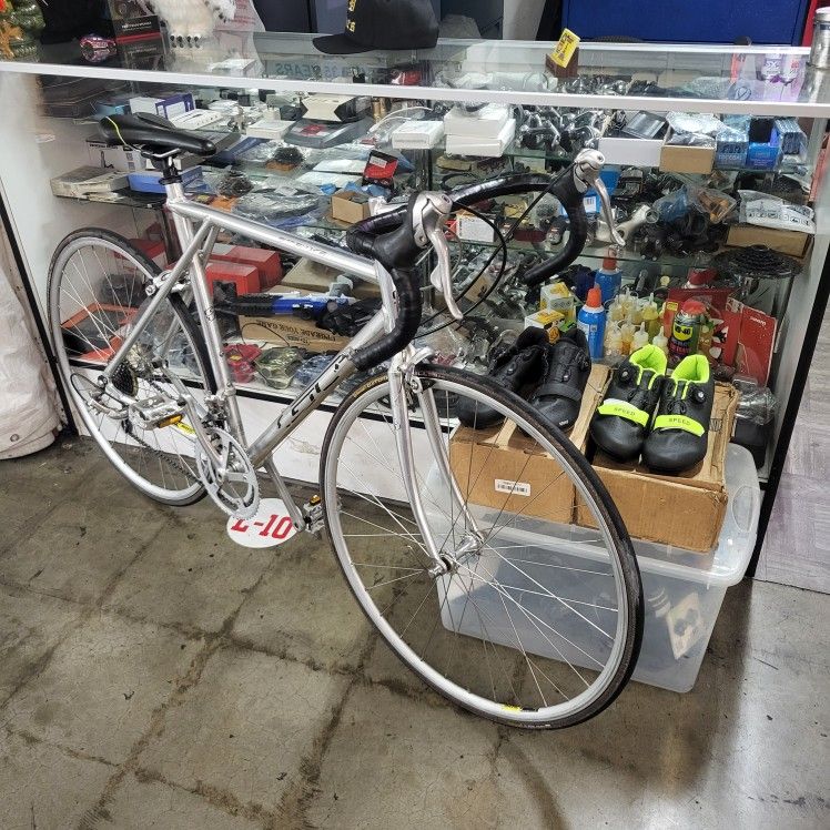 GT Road 700 Size 52cm Aluminum Pollis Bike