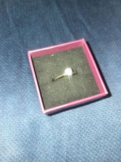 ​Cute Gold-Tone Round Solitaire Ring - Size 6