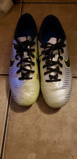 Soccer shoes