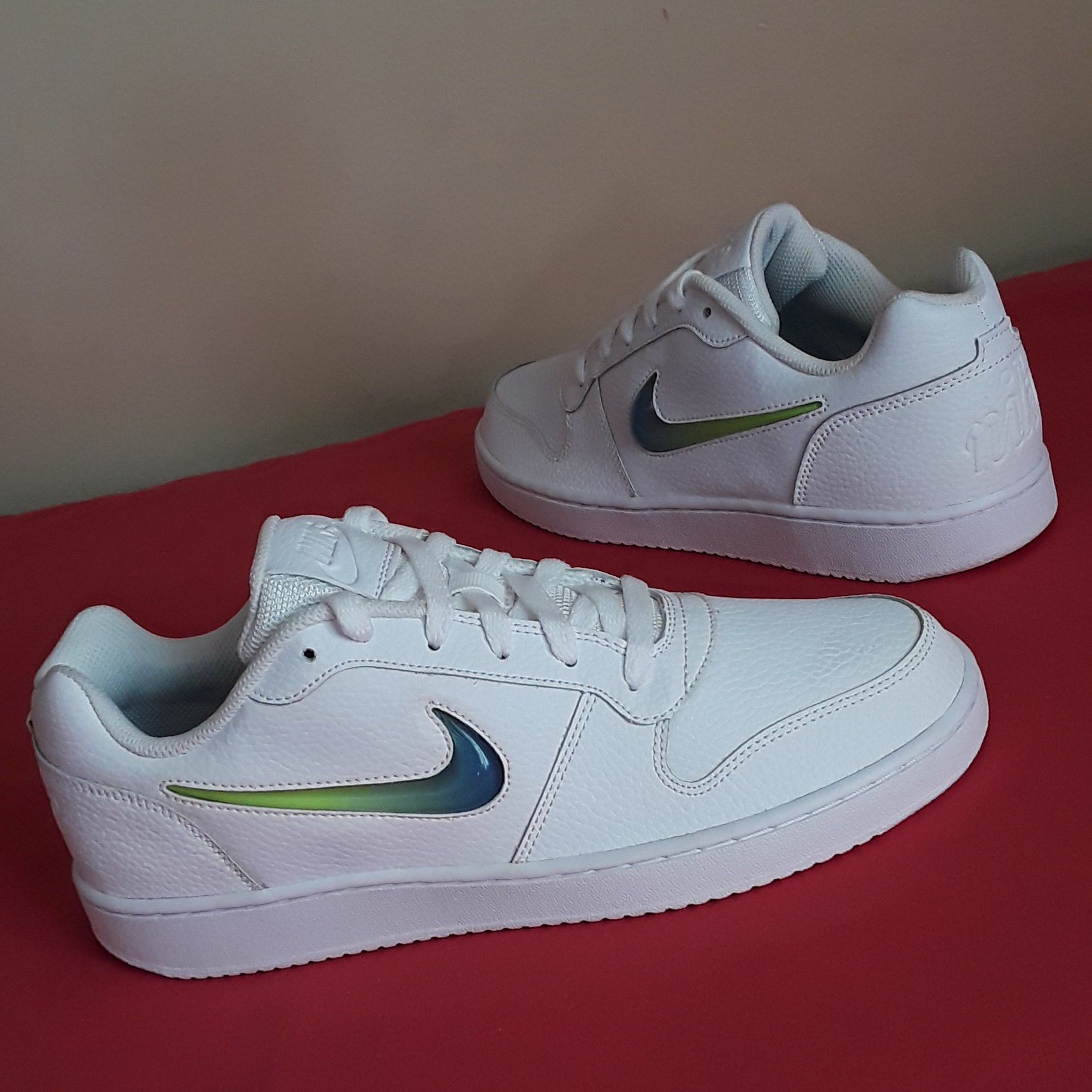 NEW Nike White Leather Low Size 9 MEN or 10.5 WOMEN