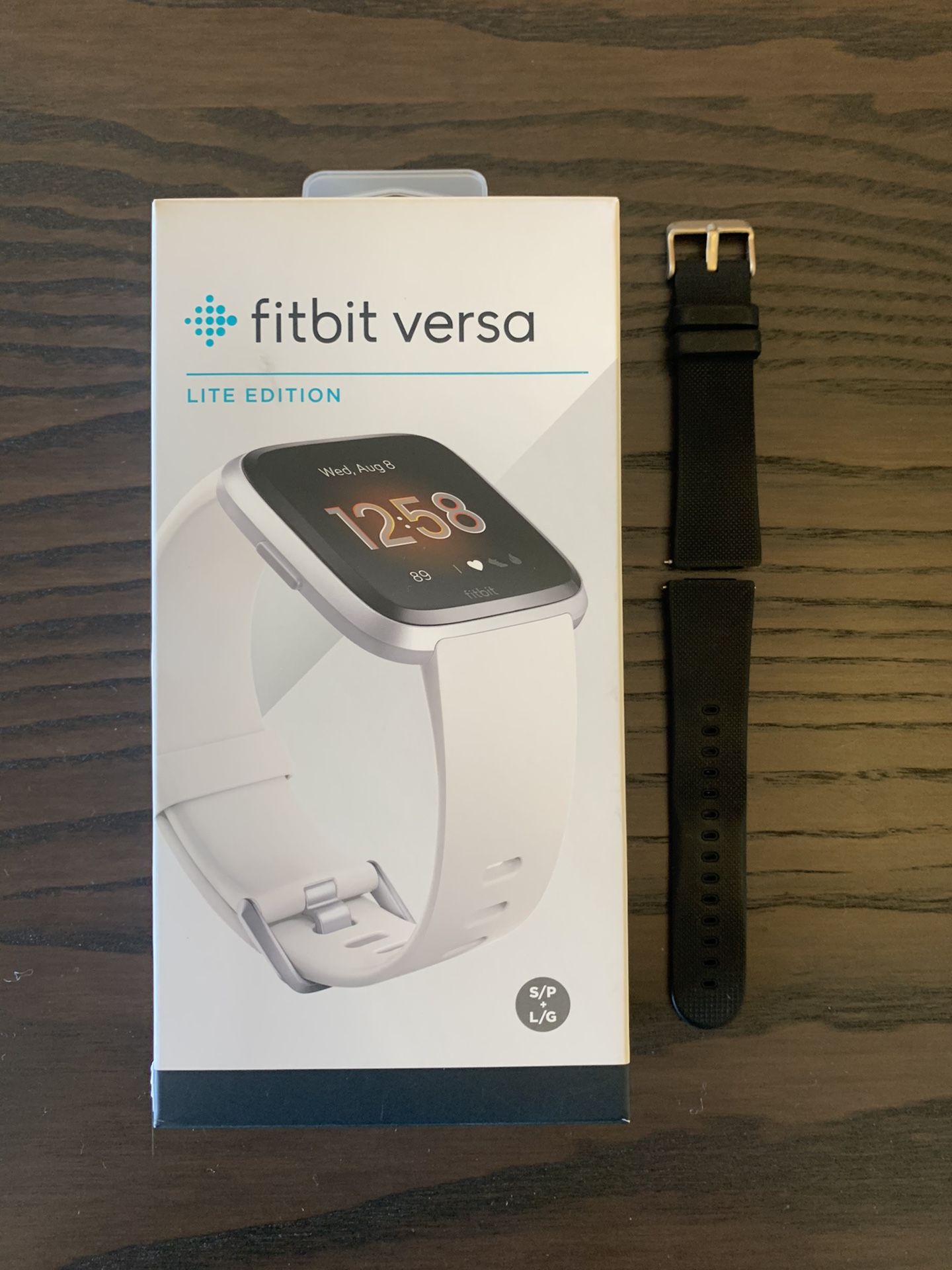 Fitbit Versa Lite - White and extra Black band