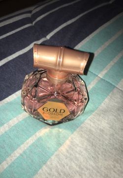 Gold blossom perfume .