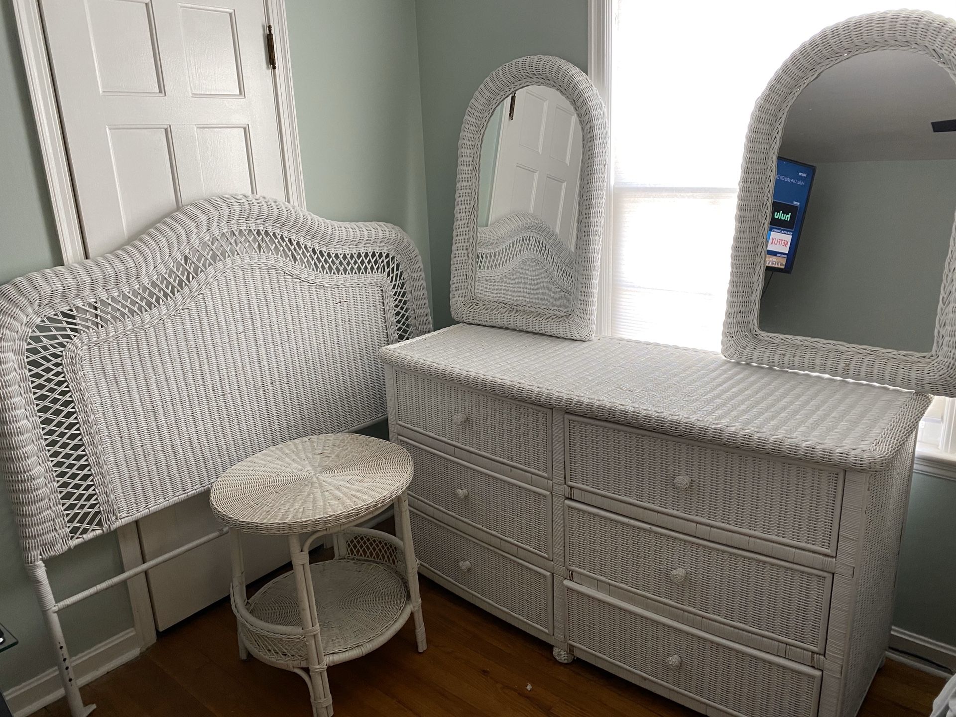 White Wicker bedroom set for Sale in WARRENSVL HTS, OH OfferUp
