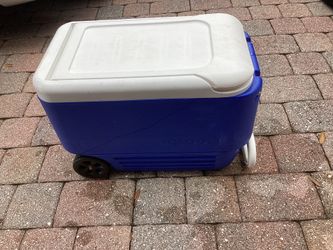 Igloo 50-Qt Wheeled Cooler with Pull Handle – Blue and White