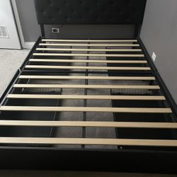 Furniture/queen bed frame