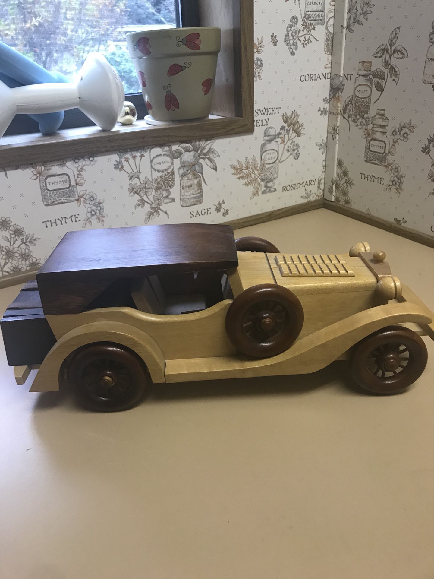 Vintage wood 1932 Ford V8 model 18