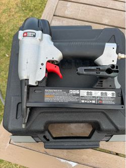 (1) 18 GA. 1-1/2 IN. NARROW CROWN STAPLER (1) 1/4 IN. FITTING (1) CARRYING CASE