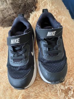 Kids Nike Tennis Shoe Size 9.5