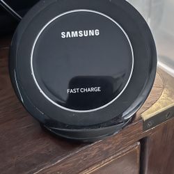 Samsung Fast Charge Wireless Charging Stand, specifically the EP-NG930 model.
