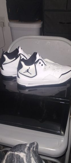 AIR JORDANS COURT SIDE WHITE AND BLACK
