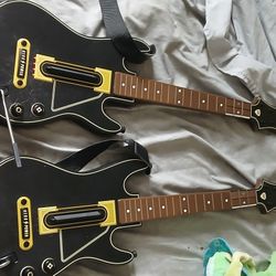 PS4 GUITAR HERO LIVE + 2  GUITAR CONTROLLERS 