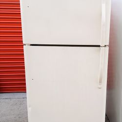 Refrigerator. Top Freezer! 30 Inch Wide Gets Cold! Works Completely! Delivery Available! Warranty Included!