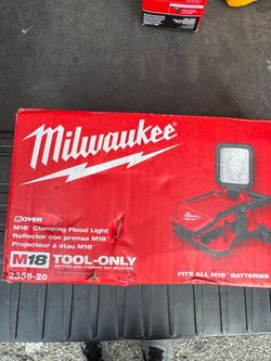 Milwaukee M18 Rover Clamping Flood Light