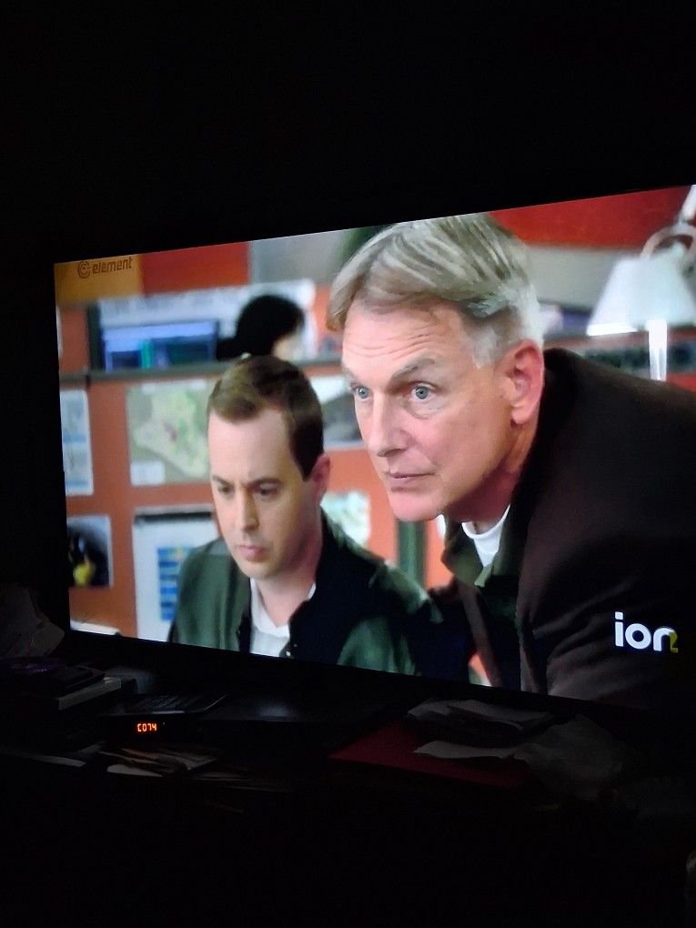 50 Inch XUMO SMART EDGE FLAT SCREEN TV