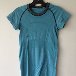 Lululemon Swiftly Tech Short Sleeve Crew Sz 4 turquoise with snag