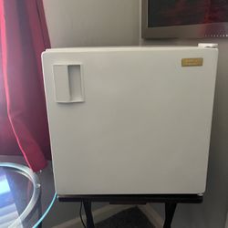 Mini Refrigerator With Small Freezer 