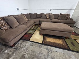 Stunning Large Sectional and ottoman
Delivery options available