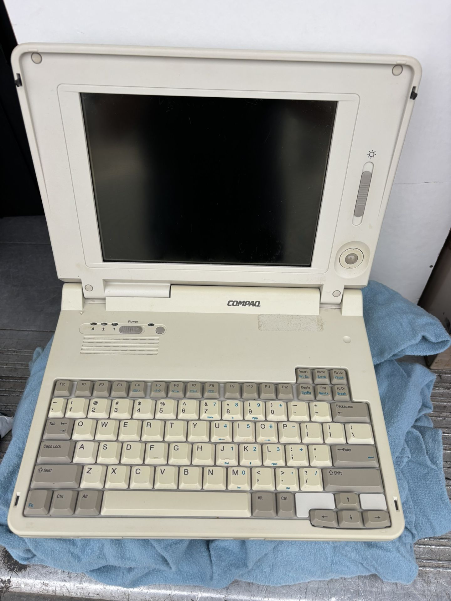 Vtg Compaq LTE Elite 4/75CX PC Laptop Vintage $6000 in 1994