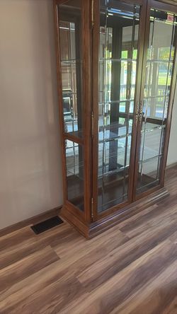 Curio cabinet/hutch