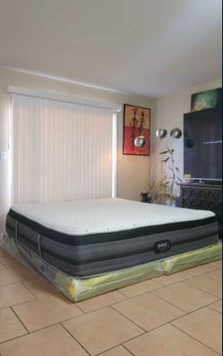 HIGH QUALITY KING SIZE BEAUTY REST BLACK HYBRID MATTRESS AND BOXSPRINGS FOR SALE! IN EXCELLENT CONDITION,  FREE DELIVERY 