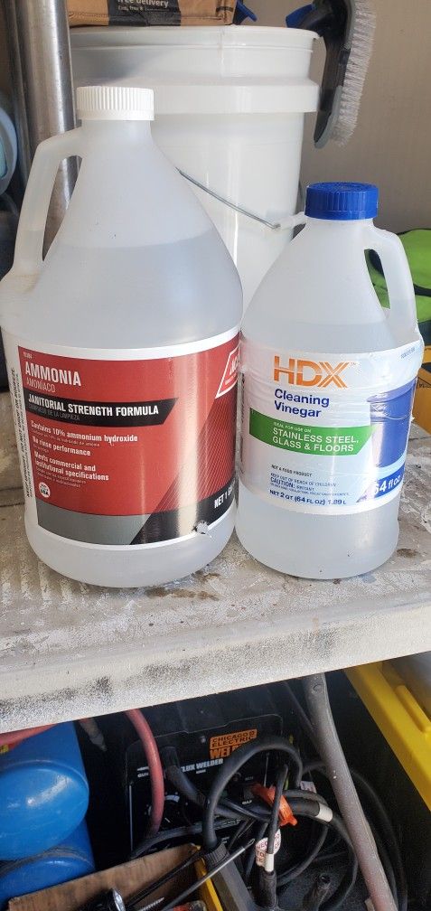 4 Gal Of Ammonia And 2 64 Oz Of Cleaning Vinegar 