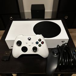 XBOX SERIES S (1 TB Ssd Card, 2 Controllers, Headphones)