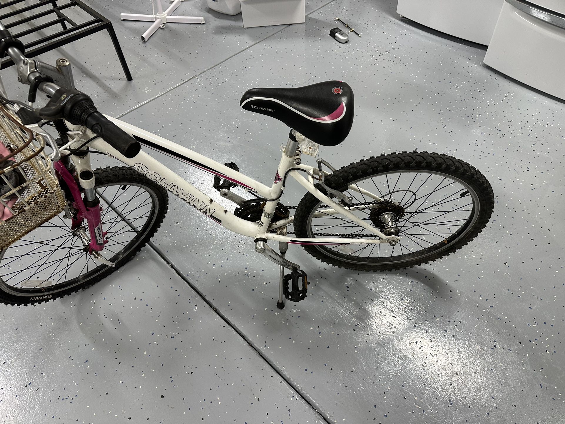 24 inch Schwinn bike 21 speeds - good condition