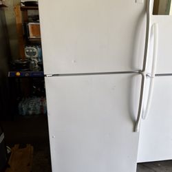 Whirlpool Top Freezer Refrigerator Apartment Size With Ice Maker 