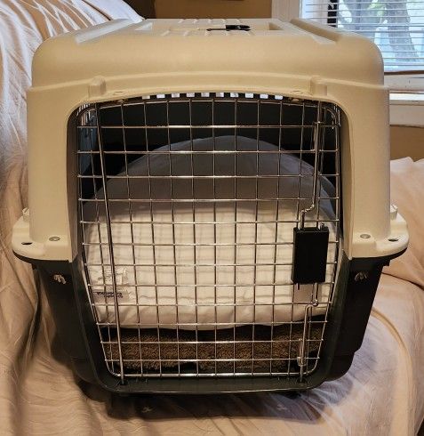 SportPet Designs Dog Kennel Airline Approved Medium: 26-in - Pre-owned.