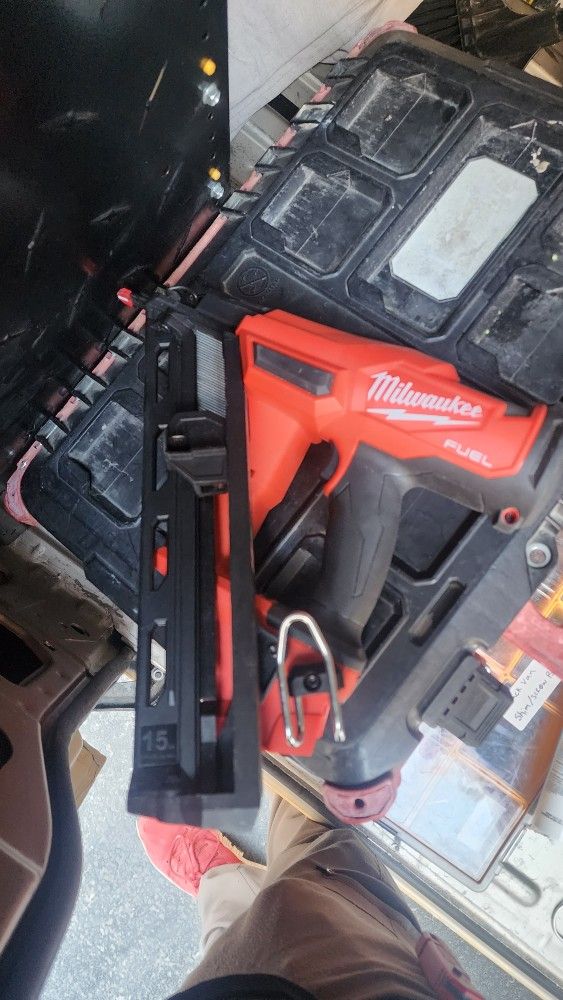 Milwaukee cordless nail gun