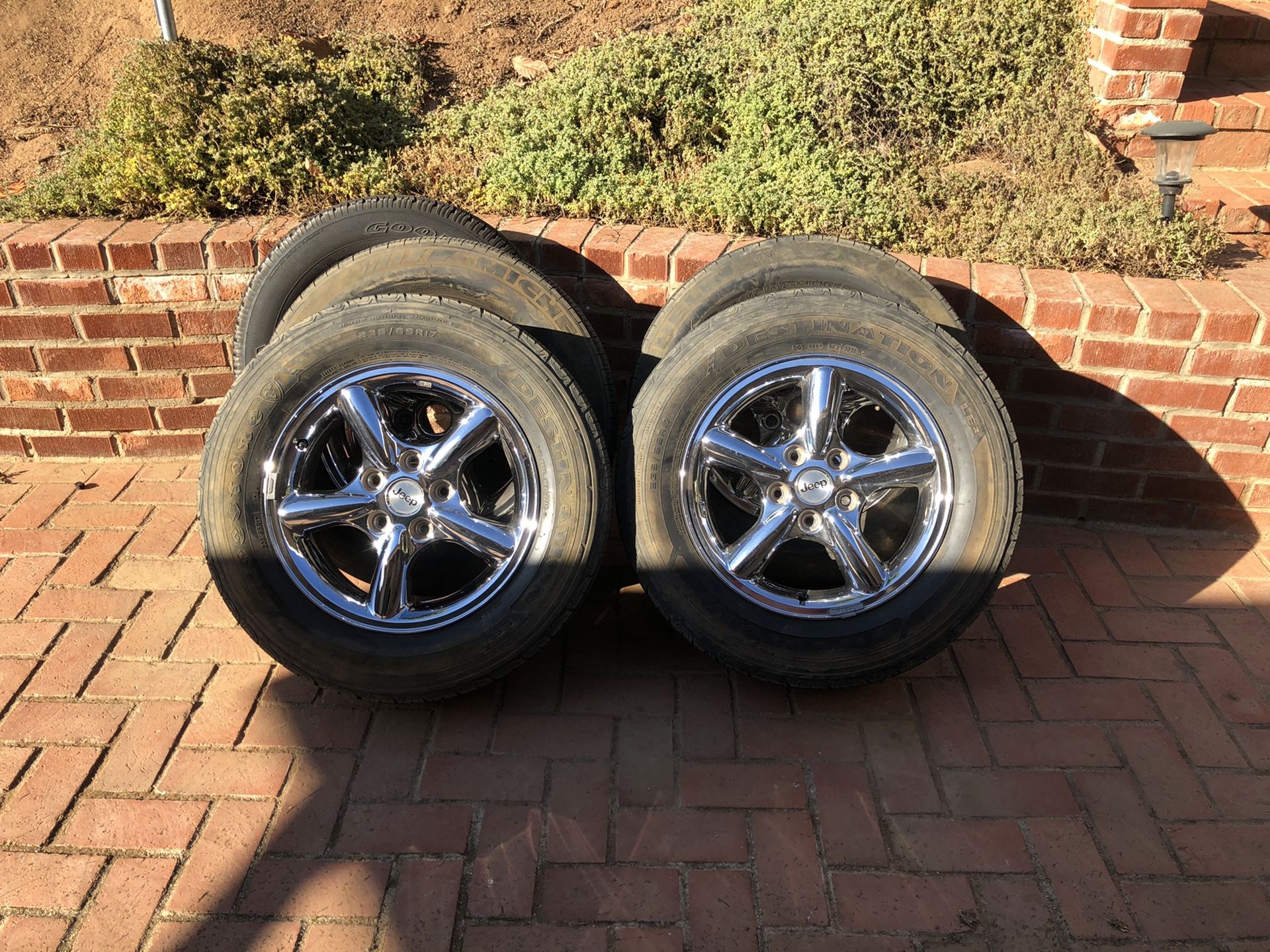 Chrome Jeep Wheels and tires