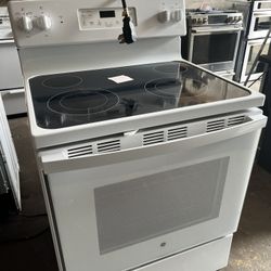 GE White Glasstop Electric Stove 