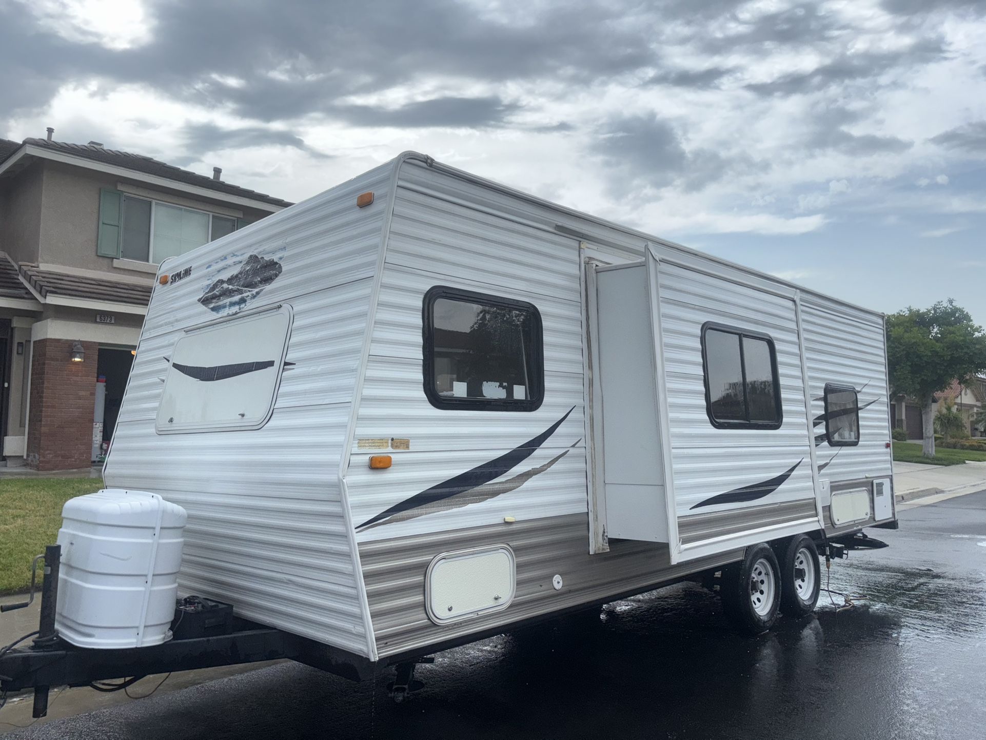 2010 skyline travel trailer 21ft with Slide out , sleep 7 with rear , bunks