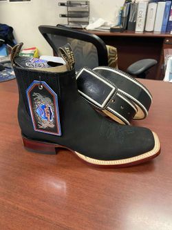 Botín de piel punta cuadrada y cinturón Pitiado acordonado