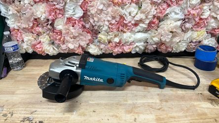 Makita 15 Amp 7 in. Corded Angle Grinder with Grinding wheel, Side handle and Wheel Guard