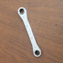 Hi Shear 7/16'' x 1/2'' Hi-Lok Offset  Wrench. Made in USA . Pre-owned, 
good shape, please see photos for details.
Weight 3oz plus shipping materials