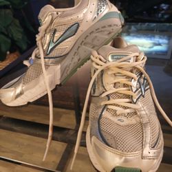 Brooks Women's Addiction 10 SIZE 10
