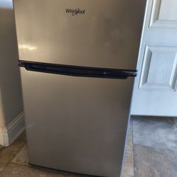  Mini Fridge W/Freezer Door