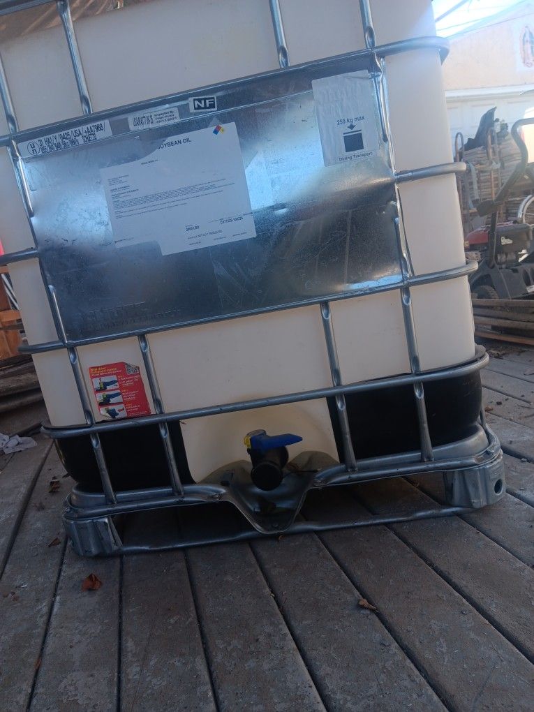 250 Gallon Conteiners