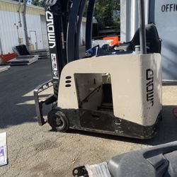 Crown Electric Fork lift 