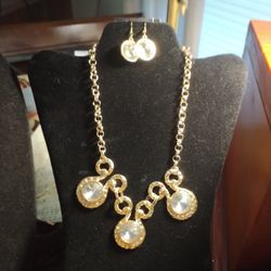 Gold Tone Three Gemmed Necklace With Matching Earrings. Gorgeous, Shimmering.